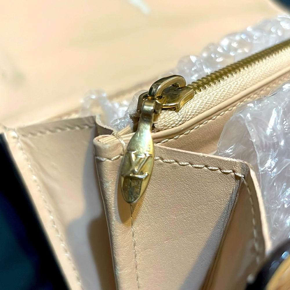 LV Louis Vuitton Louise patent clutch wallet - Picture 9 of 13